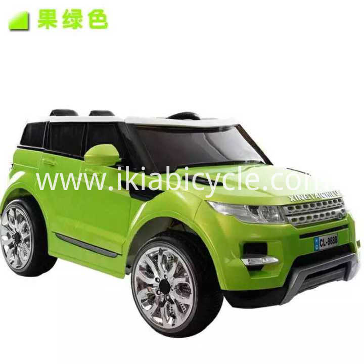 绿色流行的孩子骑车
